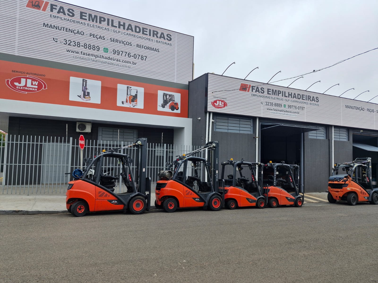 Frota de veículos de atendimento da Fas Empilhadeiras